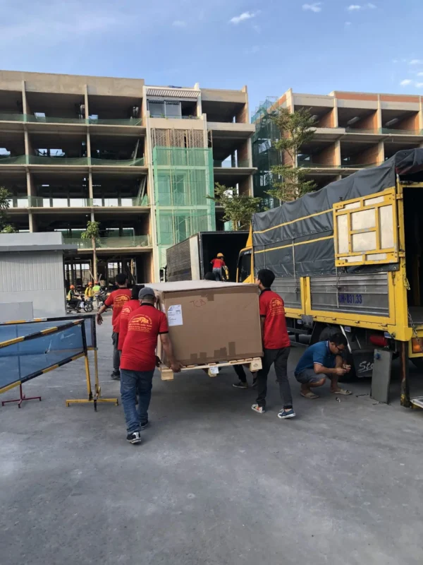 Đội ngũ vận chuyển hàng hóa văn phòng cồng kềnh