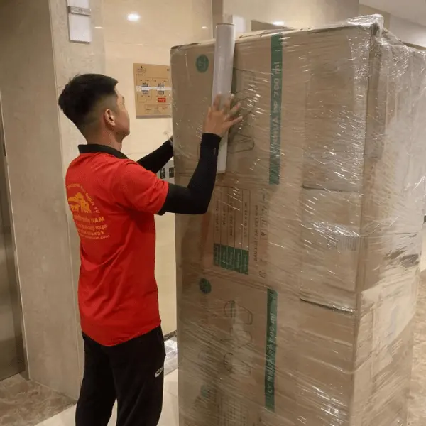 Nhân viên Kubet đóng gói đồ đạc cẩn thận