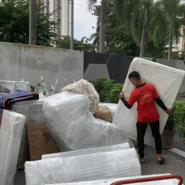 Nhân viên vận chuyển đồ đạc cồng kềnh