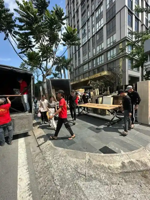 Nhân viên chuyển đồ lên xe để vận kubet phòng sang chỗ mới