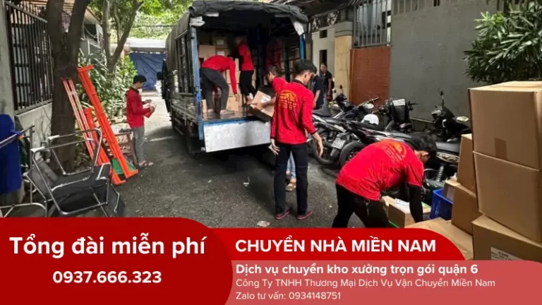 Nhân viên đang chuyển kho xưởng tại quận 6