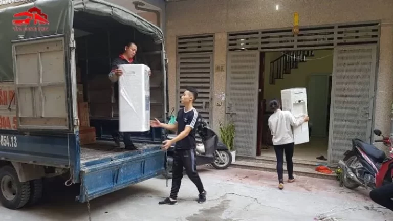 nhân viên vận chuyển đồ đạc từ xe vào nhà