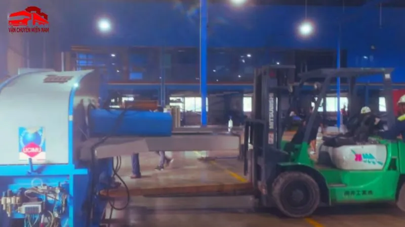 dùng xe nâng di dời máy móc đúng cách