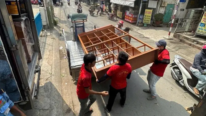 Nhân viên vận chuyển đồ đạc cho khách hàng tại Nhà Bè