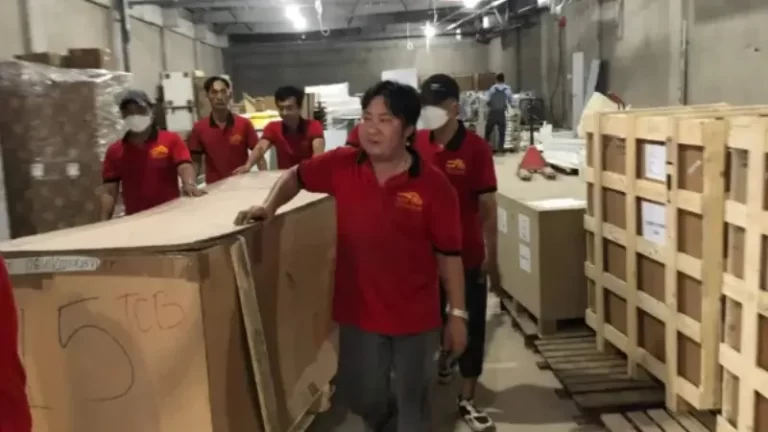 Nhân viên CNMN chuyển kho xưởng tại Bình Chánh