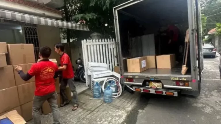 Nhân viên Kubet cho khách hàng tại Hóc Môn