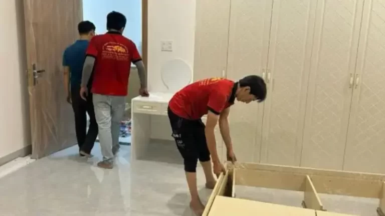 Nhân viên Kubet cho khách hàng tại Nhà Bè