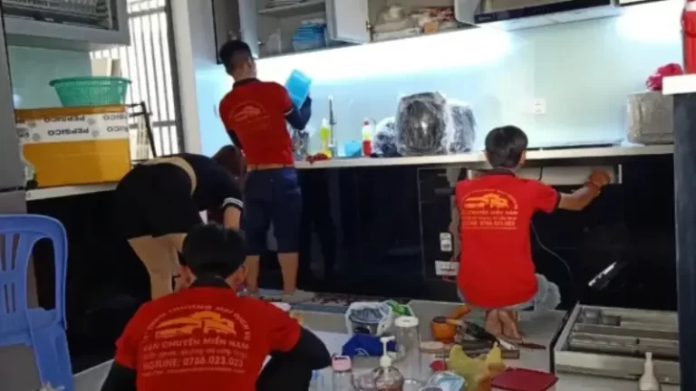 Nhân viên đang đóng gói đồ đạc Kubet tại Thủ Đức