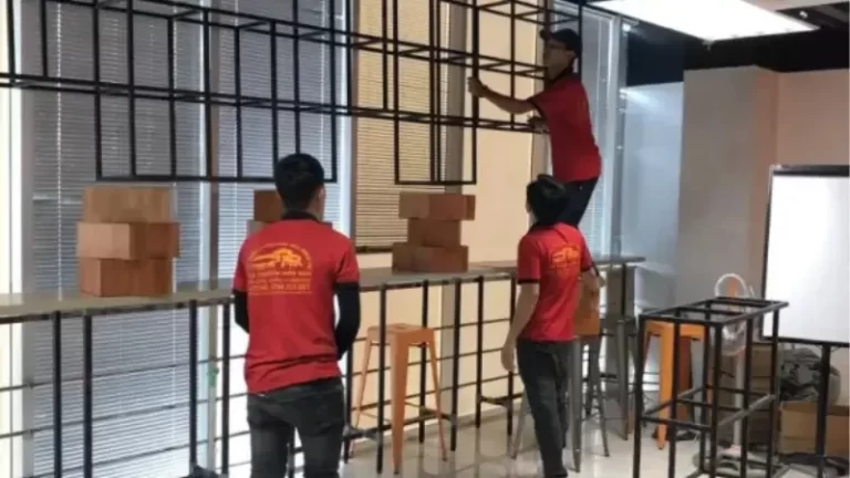 Nhân viên Kubet cho khách hàng tại Tân Phú