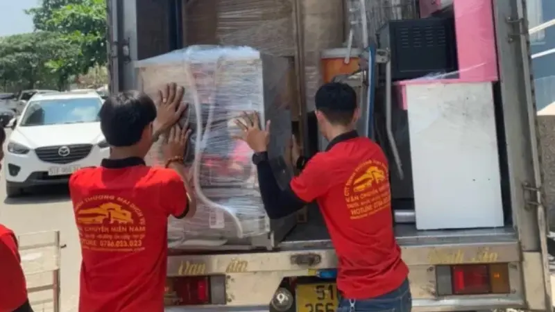 Nhân viên Kubet cho khách hàng tại Thủ Đức