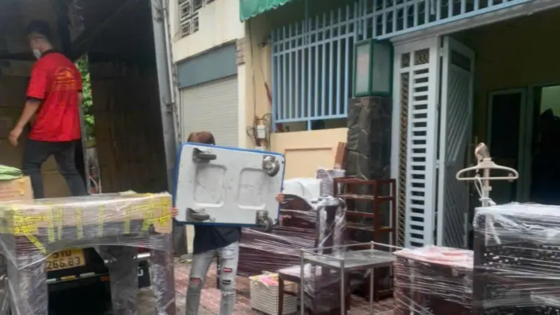 Nhân viên bốc xếp đồ đạc lên xe tải
