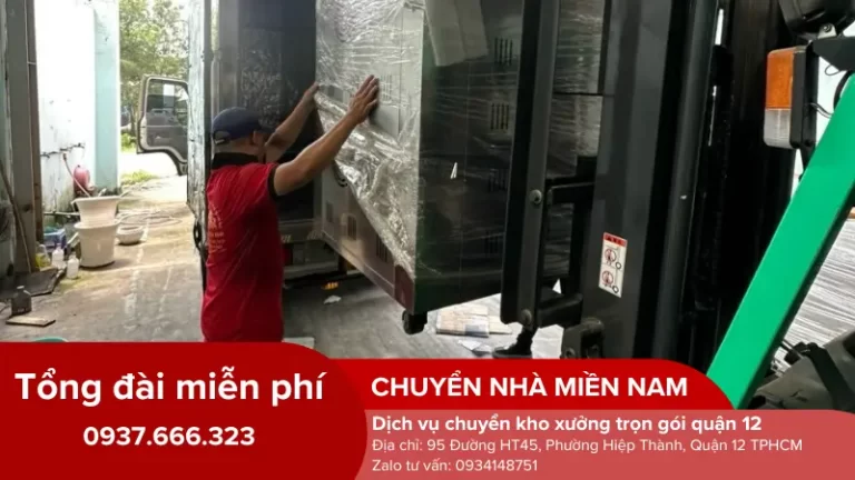 Nhân viên CNMN đang di dời thiết bị công nghiệp nặng