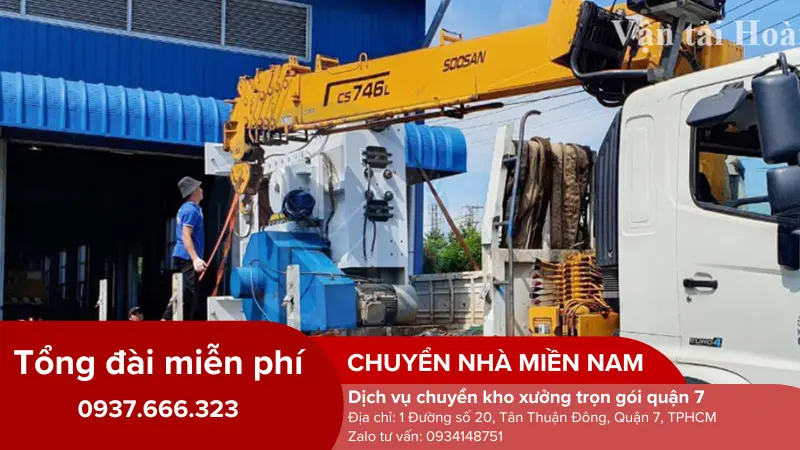 Nhân viên di dời kho bãi tại KCN Tân Thuận