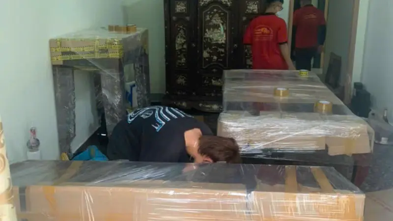 Nhân viên đóng gói nội thất cẩn thận