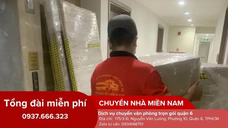nhân viên đóng gói và vận chuyển đồ đạc cẩn thận