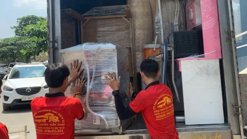 Nhân viên vận chuyển đồ đạc lên xe tải