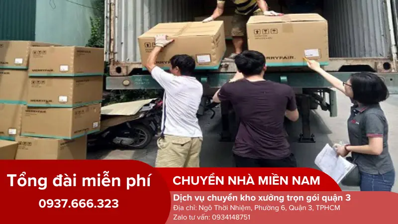 Nhân viên bốc xếp kho hàng tại quận 3