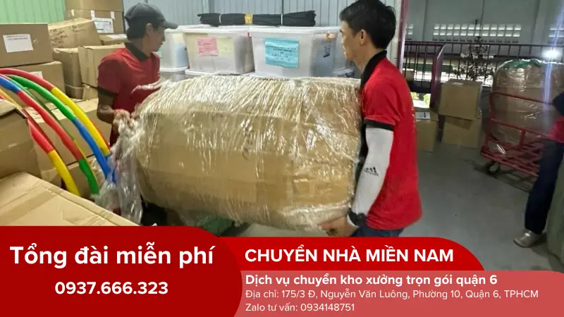 Nhân viên bốc xếp hàng hóa chuyển kho xưởng