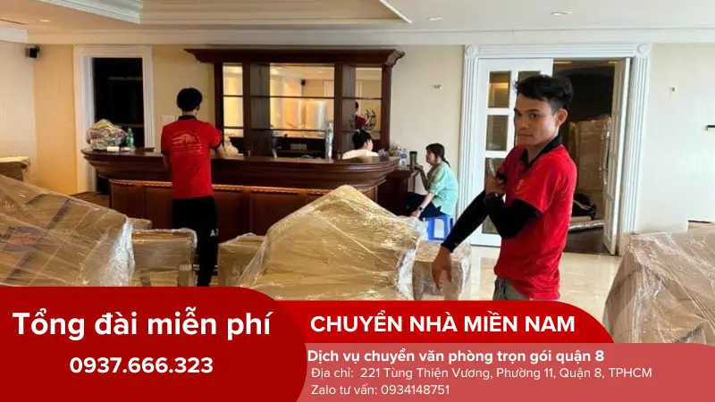 Nhân viên đang chuyển dọn đồ đạc trong văn phòng