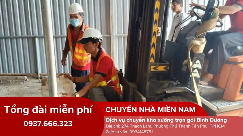 Nhân viên sử dụng xe nâng vận chuyển thiết bị