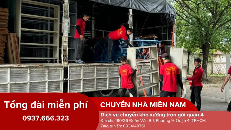Nhân viên di dời kho xưởng cho khách hàng ở quận 4
