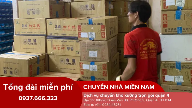 Nhân viên đóng gói hàng hóa kho xưởng