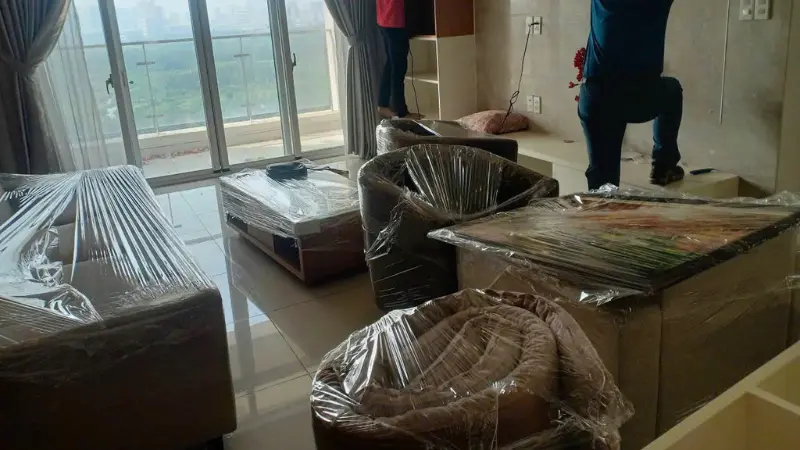 Nhân viên đóng gói đồ đạc cẩn thận và an toàn
