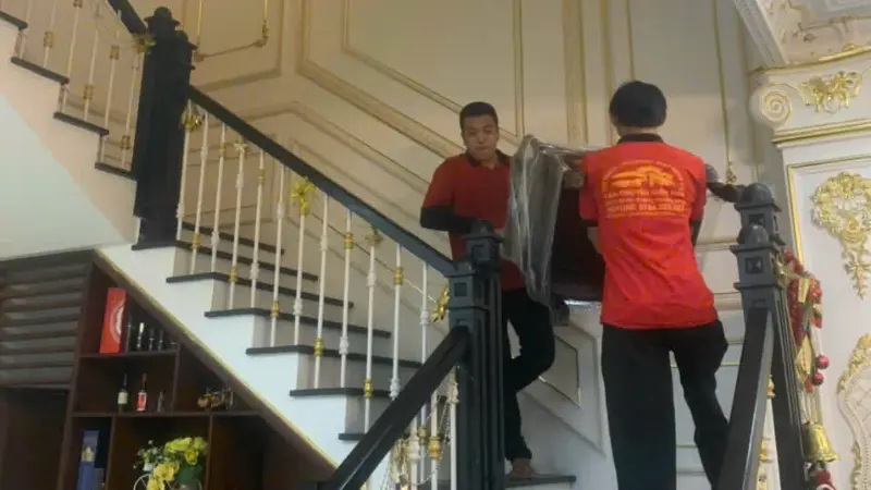 Nhân viên khuân vác đồ nội thất