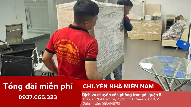 Nhân viên khuân vác đồ đạc văn phòng