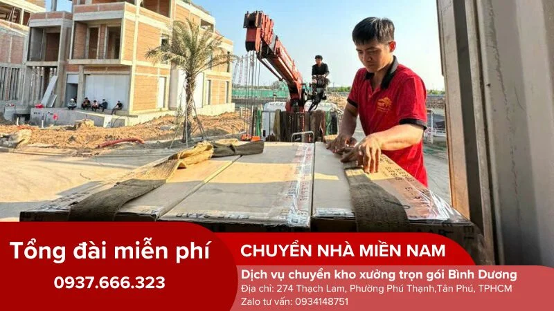 Nhân viên kiểm tra các linh kiện máy móc trước khi vận chuyển