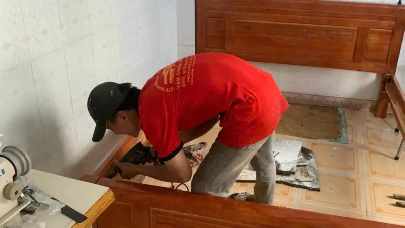 Nhân viên lắp ráp giường tại nhà mới