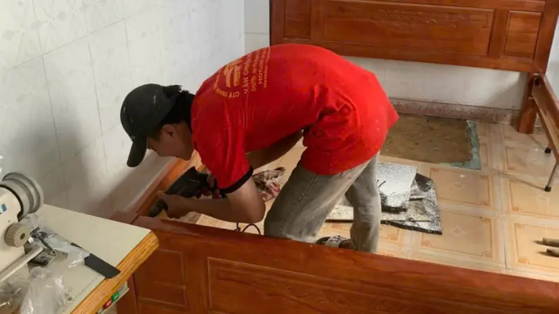Nhân viên tháo dỡ giường ngủ nhanh chóng