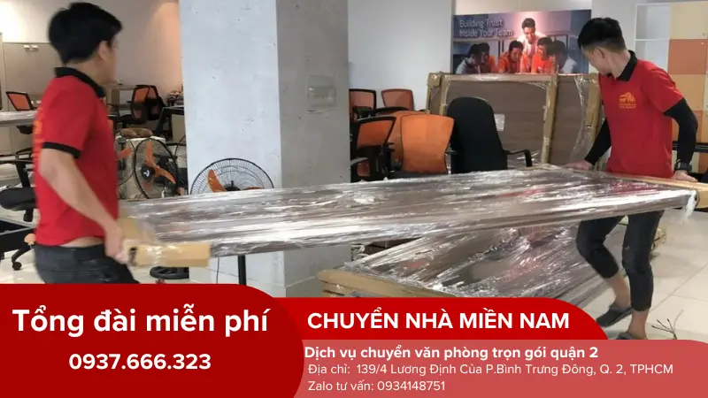 nhân viên chuyển bàn ghế văn phòng