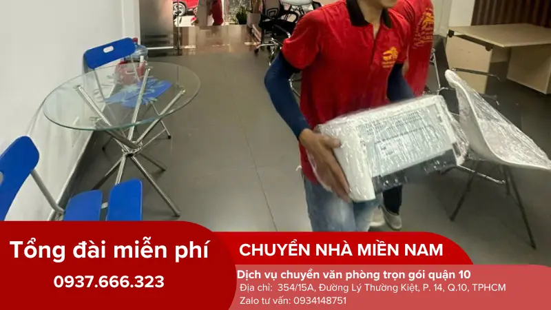 nhân viên vận chuyển máy in cẩn thận