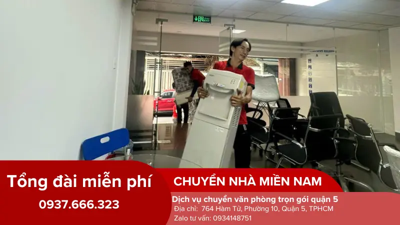 nhân viên vận chuyển thiết bị văn phòng tại quận 5