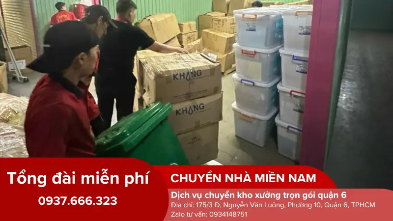 Nhân viên dọn dẹp vệ sinh sau khi di dời nhà xưởng