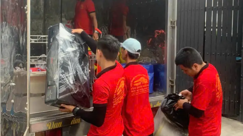 Nhân viên sắp xếp đồ đạc lên xe tải