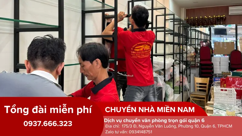 nhân viên sắp xếp kệ hàng tại văn phòng