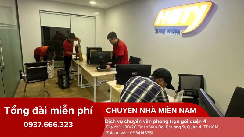 nhân viên tháo dỡ máy tính tại văn phòng