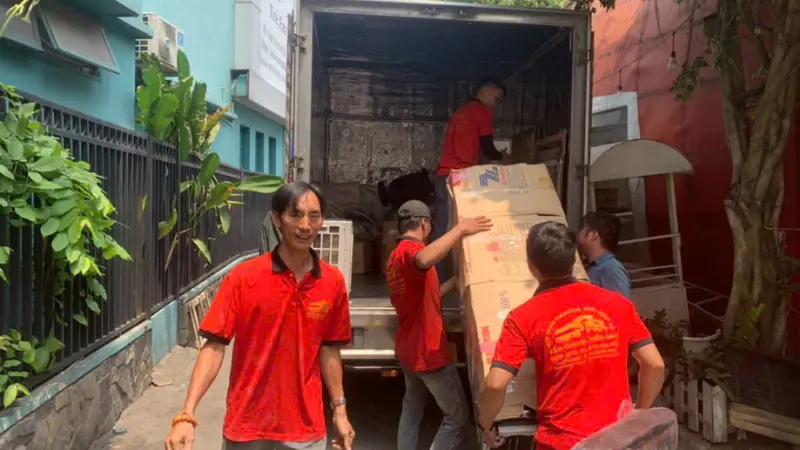 Xe tải vận chuyển phòng trọ