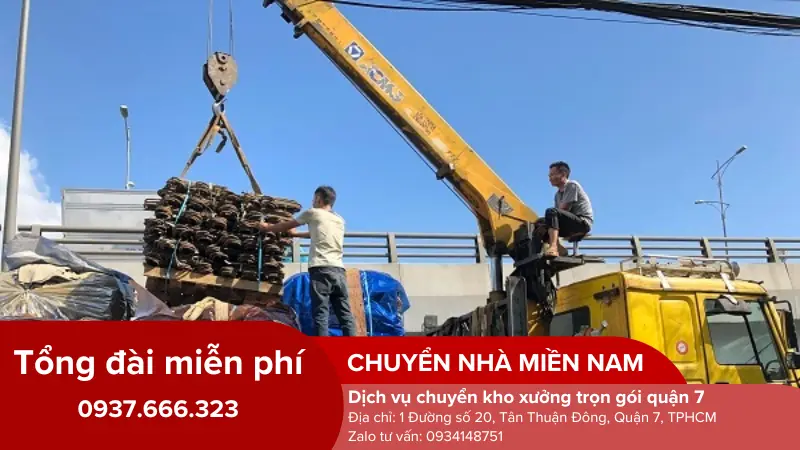 Nhân viên vận chuyển hàng hóa bằng cần cẩu