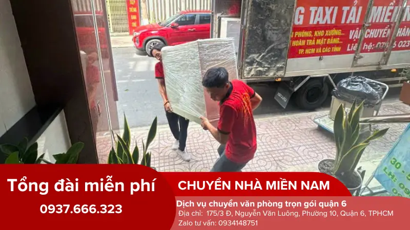 nhân viên vận chuyển nội thất lên xe tải nhỏ