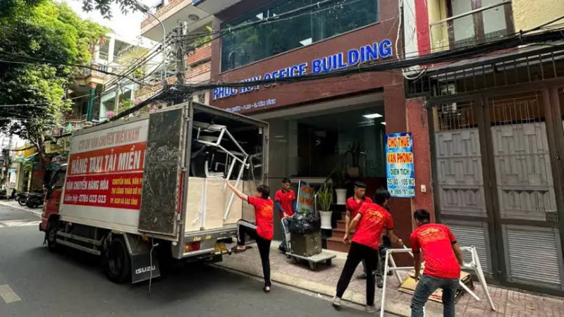 xếp đồ đạc văn phòng lên xe tải
