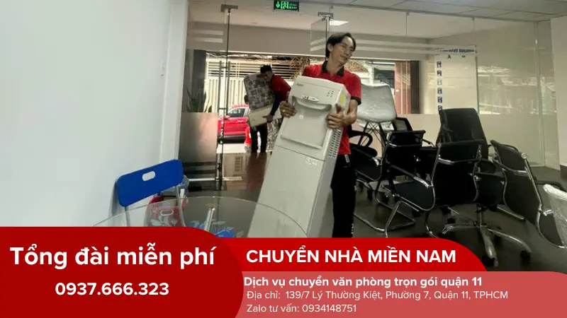 Nhân viên vận chuyển nội thất văn phòng cẩn thận