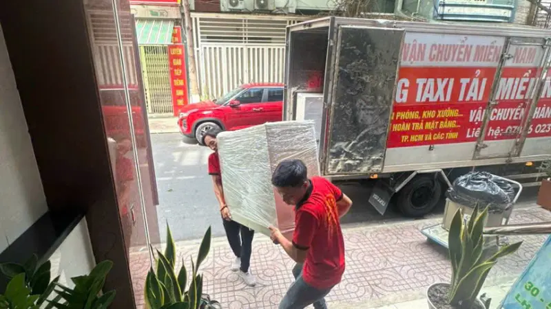 Khuân vác đồ đạc văn phòng lên xe tải