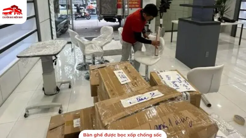 Bàn ghế được bọc xốp chống sốc