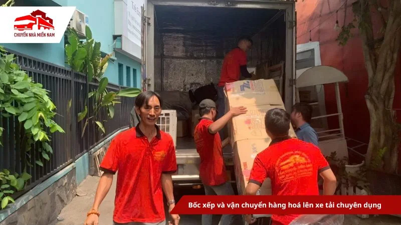 Bốc xếp và vận chuyển hàng hoá lên xe tải chuyên dụng