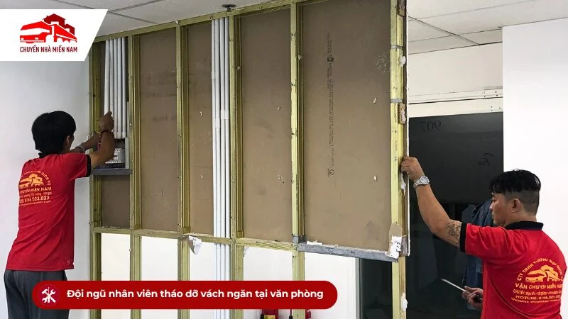 Đội ngũ nhân viên tháo dỡ vách ngăn tại văn phòng