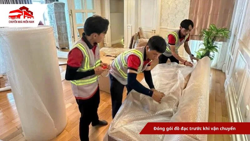 Nhân viên đóng gói đồ đạc trước khi vận chuyển