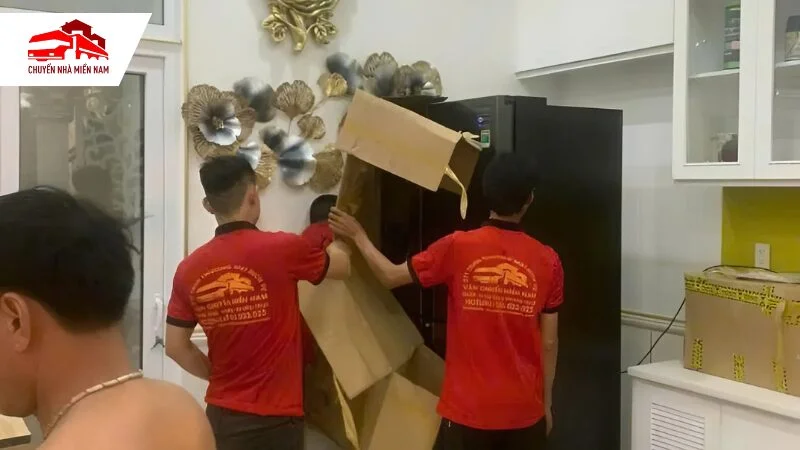 Đóng gói tủ lạnh bằng vật liệu chuyên dụng